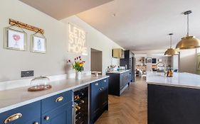 Luxury Group Celebration House With Hot Tub & Bar!