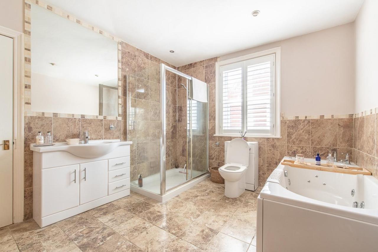 Luxury Group Celebration House With Hot Tub & Bar! Warminster Exterior photo